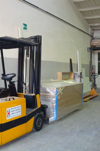 Laccatura e lucidatura di legno per mobili